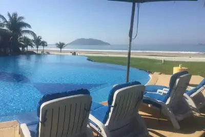 Image de Beachfront Villa avec wifi, Piscine à débordement, 60 étapes à la plage!
