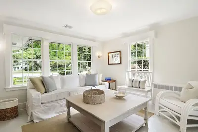 Image de East Hampton Village: Magnifiquement rénové 3 Br Classic Cottage Walk To All