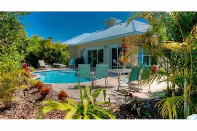 Coastal Cottage Sur Holmes Beach Avec piscine privée chauffée!