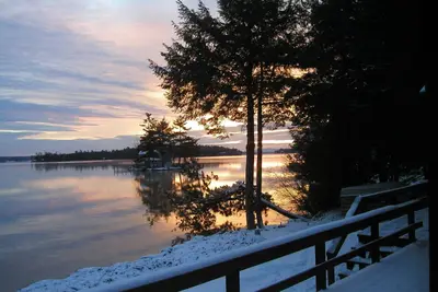 Image de Magnifique Winnipesaukee Veasey Shore, vue sur la montagne, plage de sable, quai de 50 pieds.