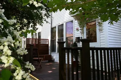 Image de Duplex confortable et propre avec porche en JamaĂŻque populaire (\"Jp\") Partie de Boston