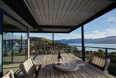 Image de Akaroa. Spacieux, ensoleillé, vue sur le port et proche de la ville.