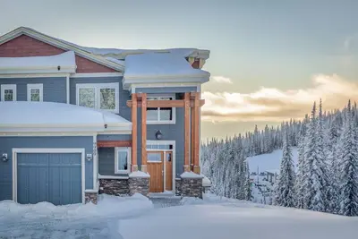Image de Maison de luxe inégalée de 3 chambres / 4 salles de bain avec une vue imprenable. Animaux acceptés aussi!