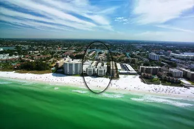 Image de Condo en bord de mer - 2 chambres - Luxe - Directement sur Crescent Beach