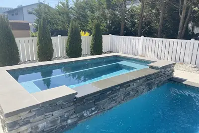 Image de Belles vues sur l'océan! Spectacular home w / Nouveau complexe chauffé de style piscine et spa