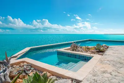 Image de Villa Kendara ~ Seafront Guesthouse ~ Vue Panoramique ~ Luxe ~ Privé ~ Proche Hub ~ Vente Oct