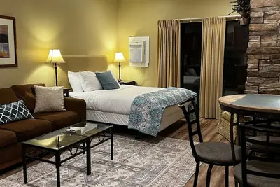 Image de Condo Studio situé au centre, à quelques minutes de la rue Main et du ski!