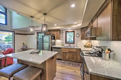 Image de Nouveau! Grande maison avec terrasse - 3 milles à Hunter Mtn!