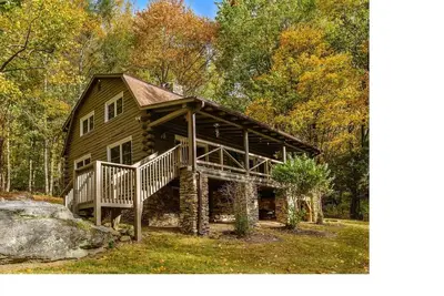 Image de Eagle's Rest Lodge avec Pond & Creek; Privé mais pratique