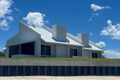 Image de Vue captivante / RÉNOVATION COMPLÈTE - 4br / 3ba Ocean Front / New Smyrna Beach, Fl