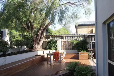 Image de Stones Throw - town central decked outdoor Bbq area