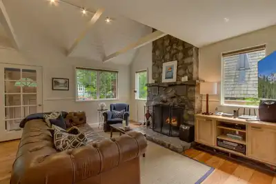 Image de Marchez jusqu'à la plage / Sunnyside De cet hôtel récemment rénové Tahoe Park Home w / Spa!