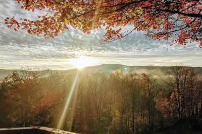 Image de Au cœur de la vallée de la rivière Mad avec une vue imprenable sur la montagne