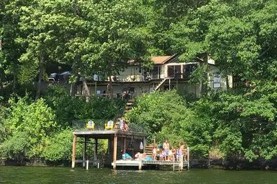 Image de East Side Lake House de la maison spacieuse. Drift Away.