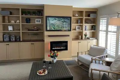 Image de Penthouse. . Moins de deux pâtés de maisons de la plage!