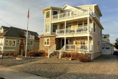 Image de Maison de luxe à deux pas de l'océan, C / A, 6 chambres, 5 salles de bains, 20 couchages, suite familiale, animaux domestiques Ok