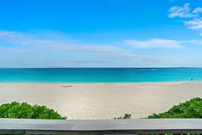 Image de 3 Br Townhouse Ă quelques pas de la plage de Paradise Island Aucun Dommage D'Ouragan!