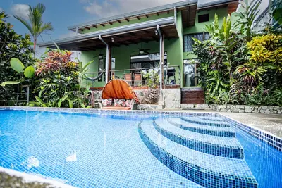 Image de Oasis cachée avec piscine, près de la plage, des restaurants et des magasins
