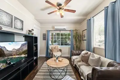 Image de Perfect location with Parking!