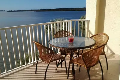 Image de Condo front de mer avec balcon privé. Soleil toute la journée!