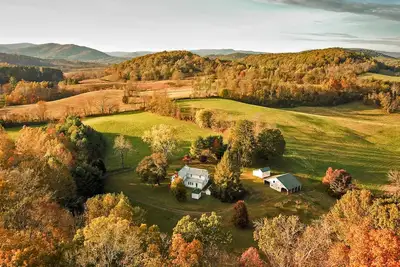 Image de Une vieille ferme tranquille sur une belle parcelle de terrain près de Shenandoah Park