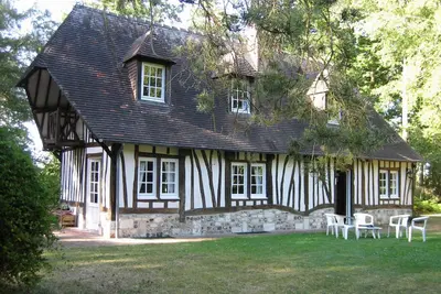 Image de Confortable chalet Normandie avec une belle vue dans un 120 acres (53 ha) de forĂŞt.