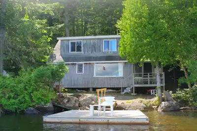 Image de camp rustique sur les rives de la Haute-Wilson étang