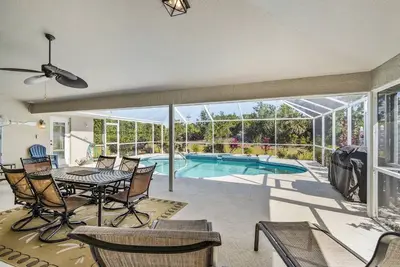 Image de Maison de luxe avec piscine, près du golf et à quelques minutes de la plage.