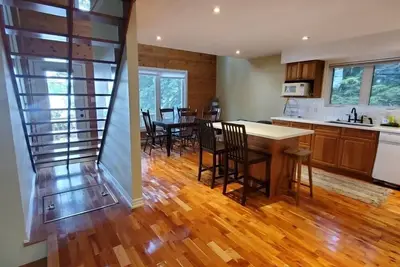 Image de Chalet exécutif au bord de l'eau avec des couchers de soleil spectaculaires, une navigation de plaisance exceptionnelle