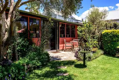 Image de Studio 44 B&B Balmain. Un chalet dans un jardin.