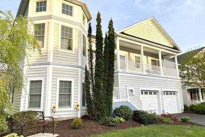 Image de Maison de luxe spacieuse dans Waterfront Resort avec piscines intérieure \/ extérieure