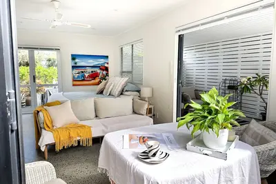 Image de The Black & White Shed a Couples Retreat