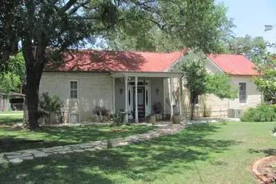 Image de Une maison en pierre calcaire de 120 ans remplie d'art, à 4 pâtés de maisons de la rue Main