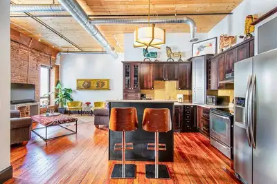 Image de Du centre-ville - 1 Br Walk to Everything! Suite Loft - Imprimantes Alley Lofts