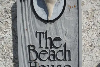 Image de Bienvenue au paradis! Maison sur mesure de 3 étages est située directement sur la plage!
