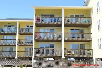 Image de 1 Br / 1. 5 Ba Oceanfront Unit à Surf Condo - Piscine communautaire - The Lazy Palm