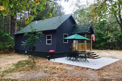 Image de \"Camp Garno\" est nouvellement construit Cabane dans les bois! Profitez des sentiers \/ chasse \/ détente!