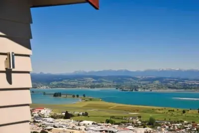 Image de 'Commodore' - Moderne avec vue panoramique sur la mer!