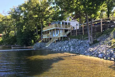 Image de Chalet au bord du lac avec télévision par câble, wifi, grandes terrasses, vue sur la montagne et un quai de 30 '