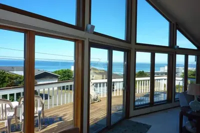 Image de Fabulous Roads End Ocean View, Easy Beach Access, Game Room, and Hot Tub!