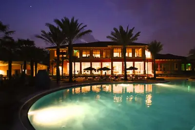 Image de 1900sq Townhouse spacieux, 3 Mi à Disney, 1 min à pied de la piscine / toboggan, WiFi gratuit