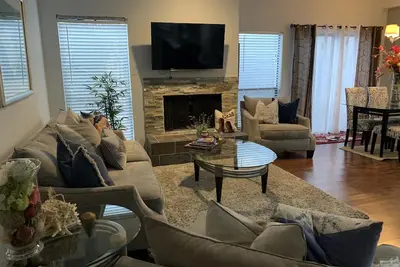 Image de Beau condo calme 2bd / 2Ba entièrement meublé au coeur de Galleria