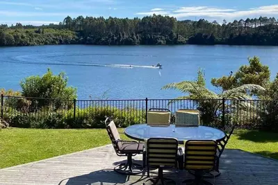 Image de Vues du lac Rotoiti, Tikitere - Superbes vues sur le lac