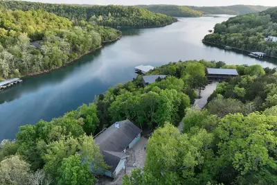 Image de 2 Master Suites! 4. 5br Beaver Lakefront, vue sur le lac avec quai privé.
