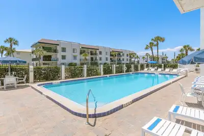 Image de Coin de vacances nautique 1 chambre \/ 2 salles de bain avec balcon surdimensionné et vue sur l'océan