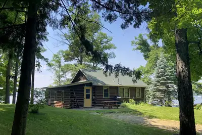 Image de Cabane en rondins classique au bord du lac avec vue panoramique. . . Pêcher, nager, se détendre!