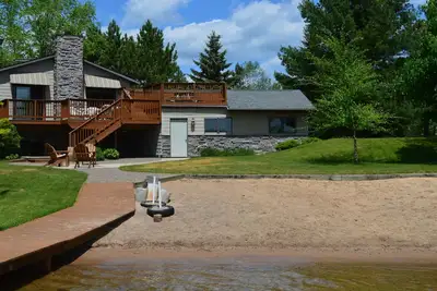 Image de Plage de sable de sucre sur un lac cristallin, maison de 4 chambres avec cheminée