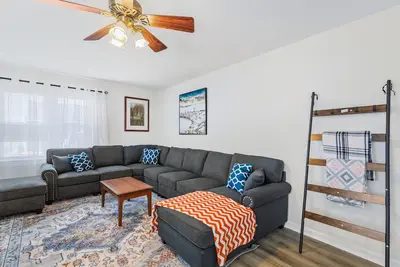 Image de Grand appartement de 3 chambres / 2 salles de bains dans le centre-ville Oc, à quelques pas de la promenade!