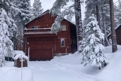 Image de Moderne Tahoe Donner Open Living Rm, Table de billard, Jacuzzi, Lg Backyard