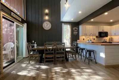 Image de Getaway contemporain et confortable dans la forêt de Mammoth